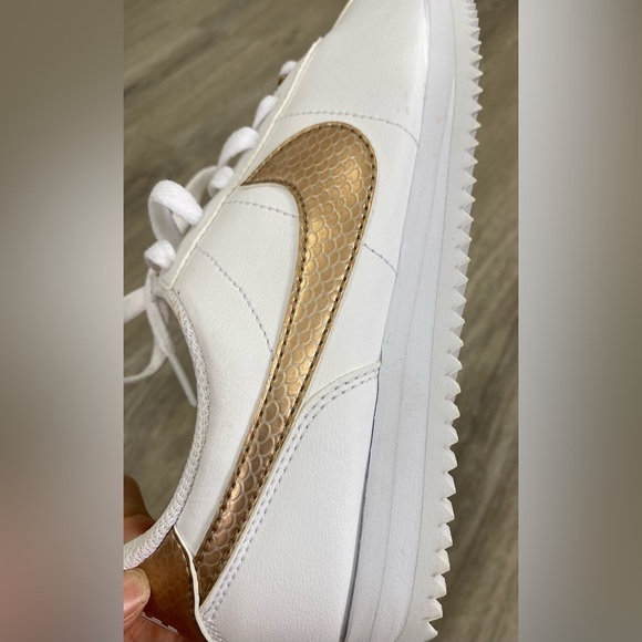 Nike: White and Gold Cortez Basic Junior Trainers- Size 4Y us - Picture 2 of 15